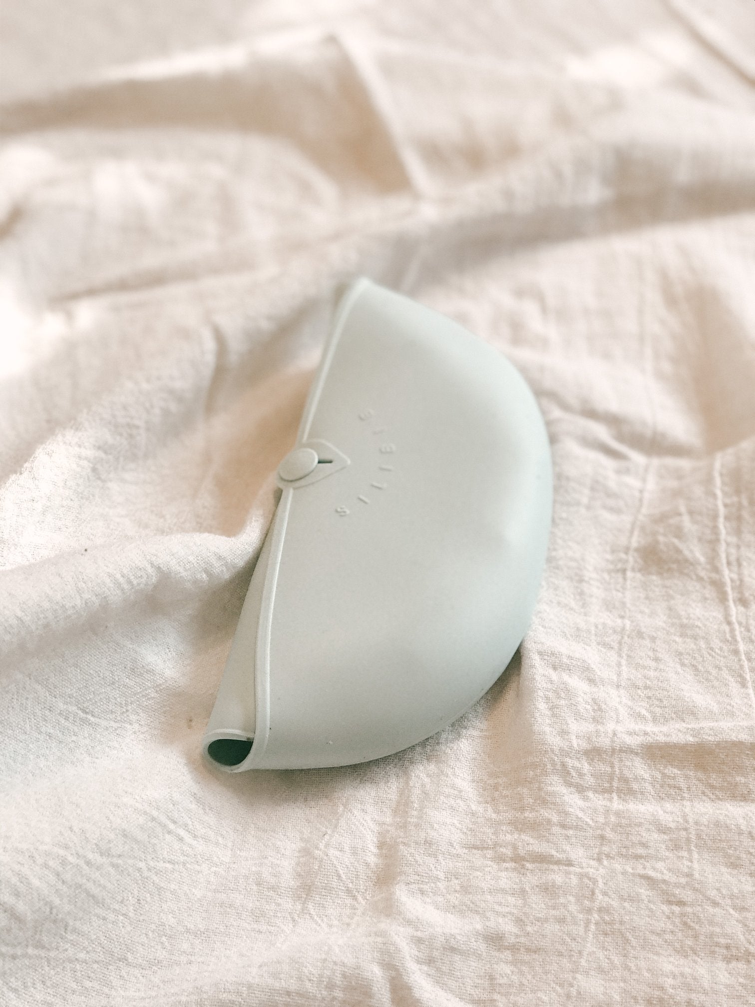 Miniware Roll & Lock bib (Set of 2) - Silicone Bib in Key Lime + Grey