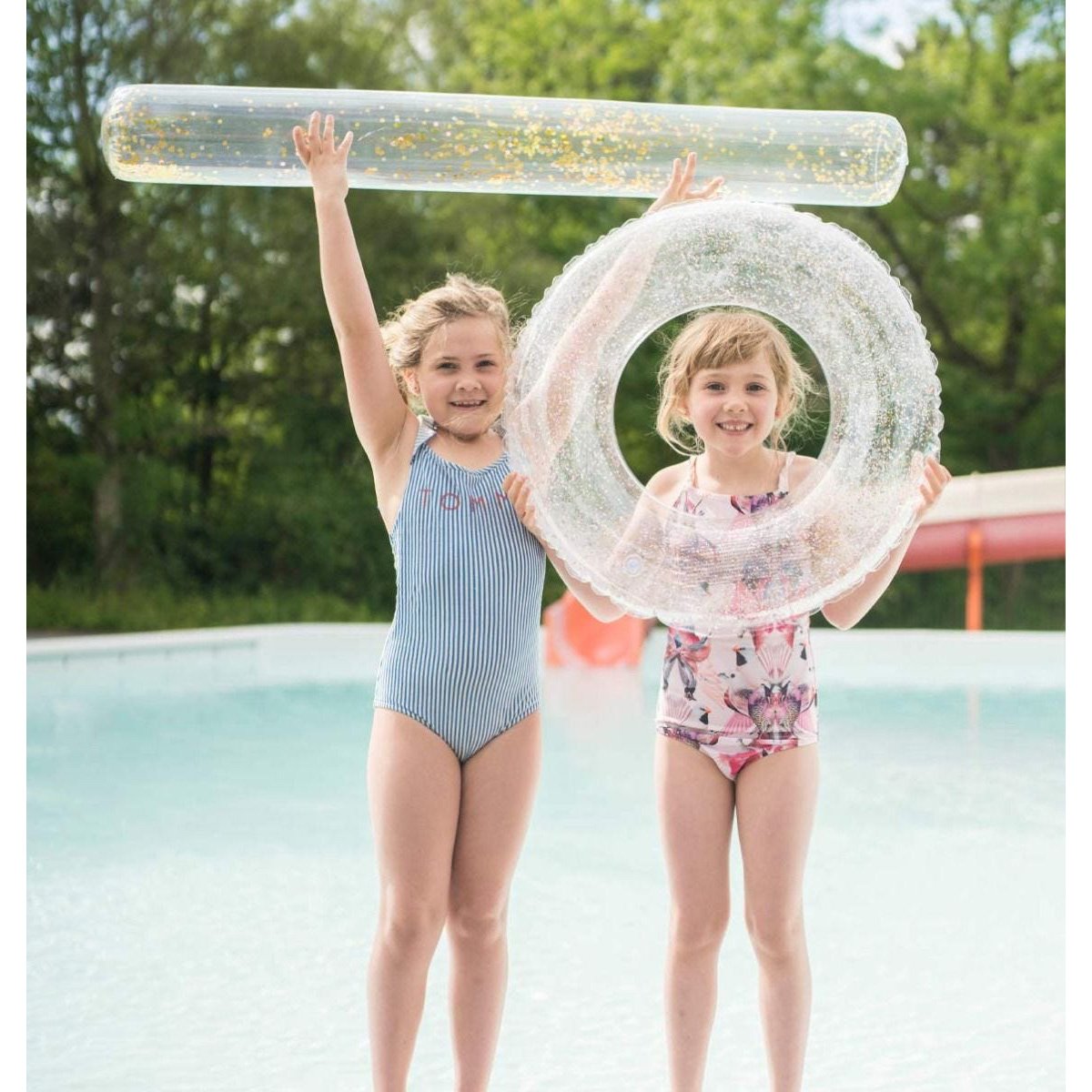 a-little-lovely-company-inflatable-pool-noodle-glitter- (2)