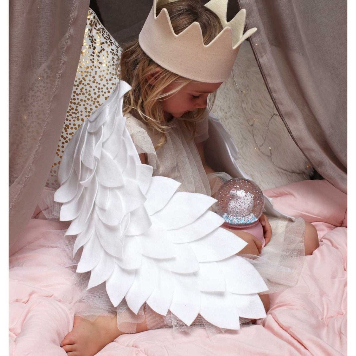 a-little-lovely-company-snowglobe-light-swan- (7)