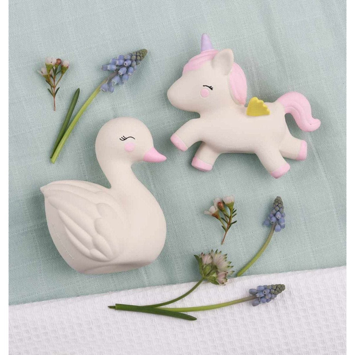 a-little-lovely-company-teething-toy-swan- (7)