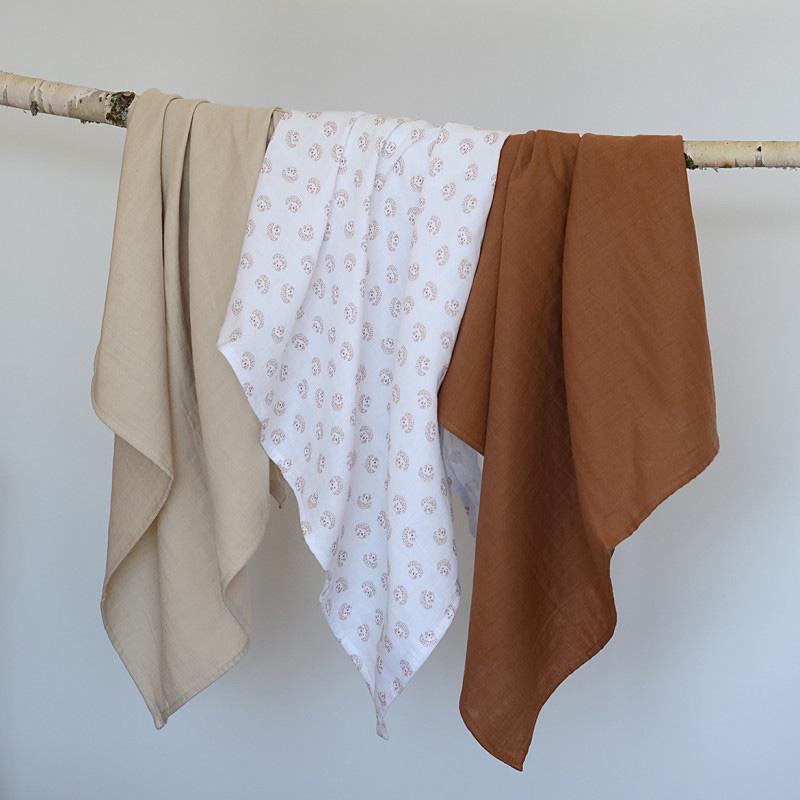 beaba-set-of-3-cotton-muslin-wraps-hedgedog-brown (4)