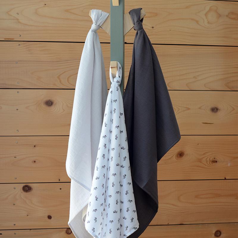 beaba-set-of-3-cotton-muslins-wraps-savana-grey (5)