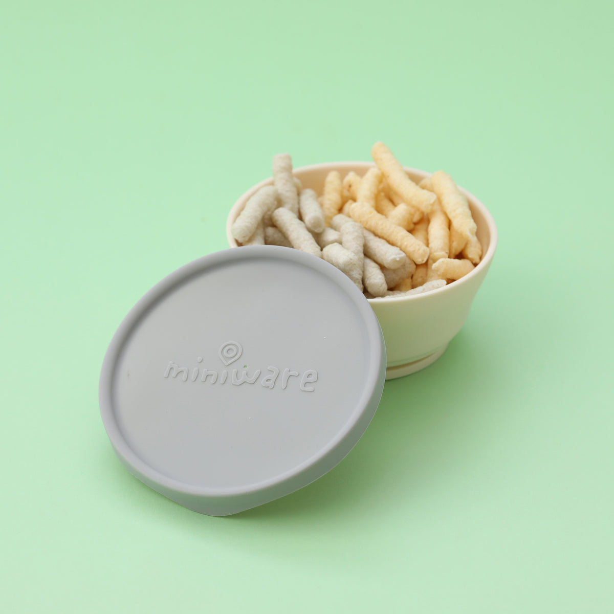 miniware-first-bite-set-pla-cereal-suction-bowl-vanilla-+-silicone-spoon-and-cover-in-cotton-grey- (14)