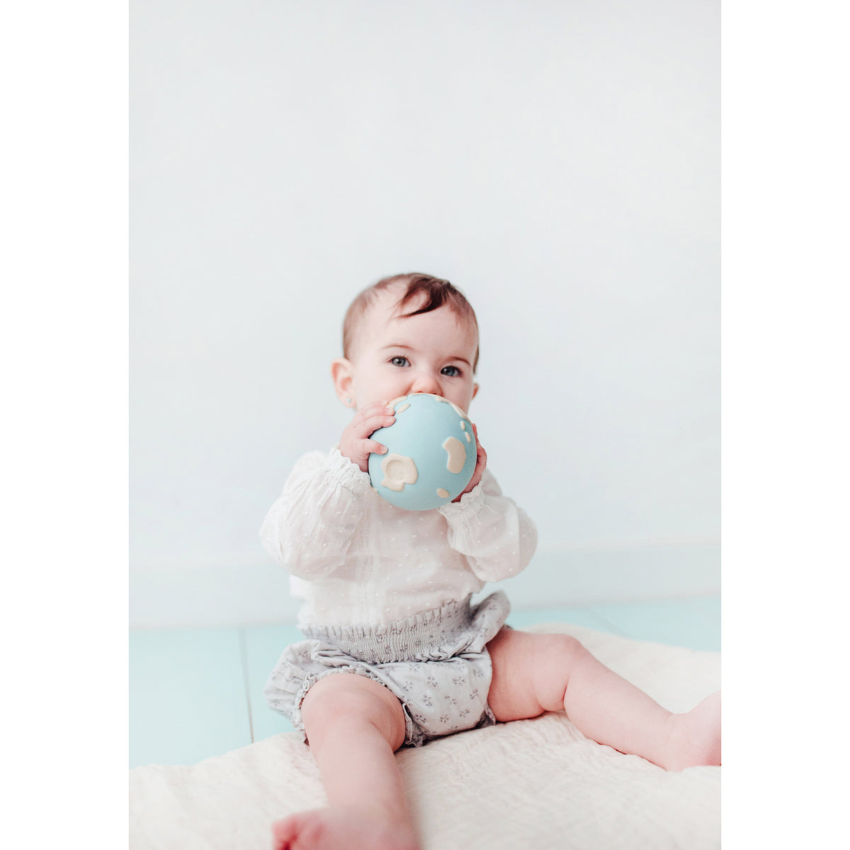 oli-&amp;-carol-earthy-the-world-ball-teether- (17)