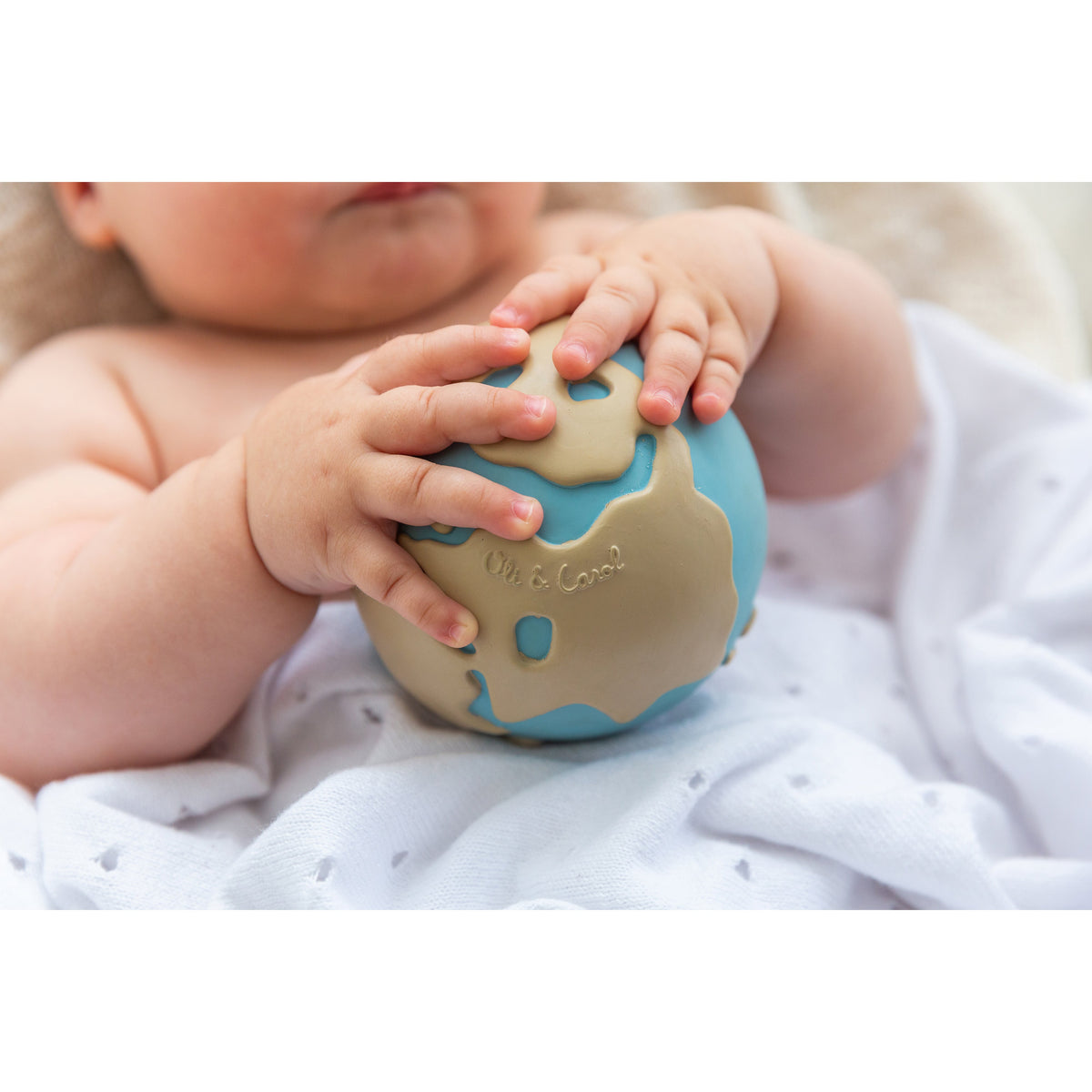 oli-&amp;-carol-earthy-the-world-ball-teether- (21)
