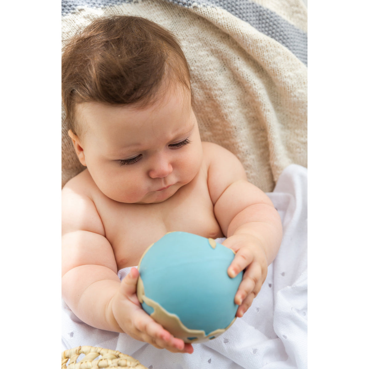 oli-&amp;-carol-earthy-the-world-ball-teether- (23)
