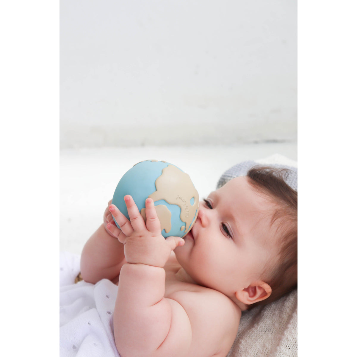 oli-&amp;-carol-earthy-the-world-ball-teether- (43)