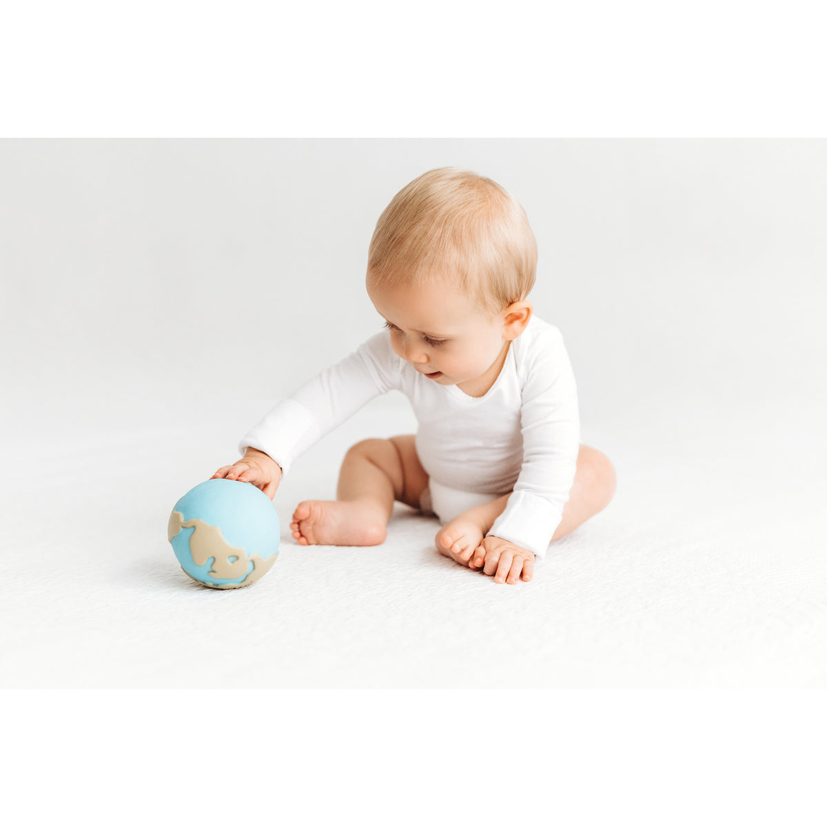 oli-&amp;-carol-earthy-the-world-ball-teether- (11)