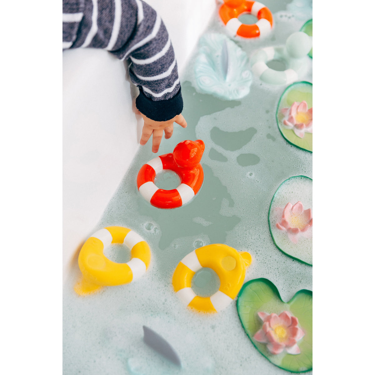 oli-&amp;-carol-floatie-duck-red- (19)