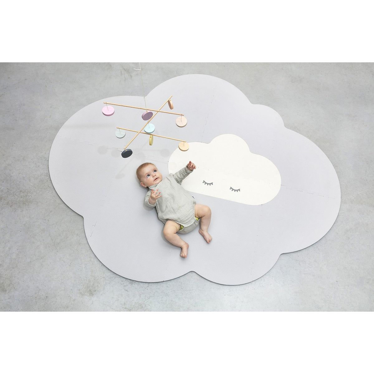 quut-playmat-head-in-the-clouds-l-175-x-145cm-pearl-grey- (7)