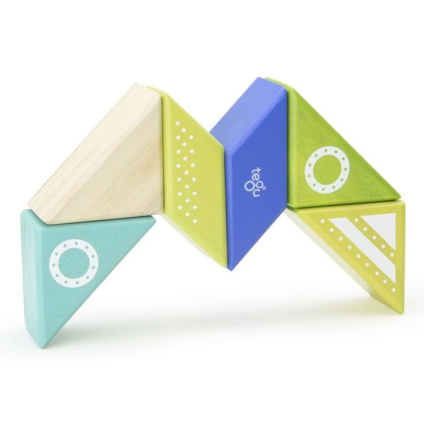 tegu-travel-pal-spaceship-magnetic-wooden-blocks- (8)