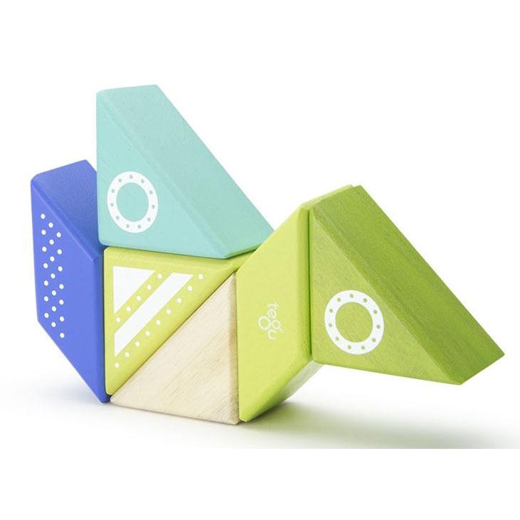 tegu-travel-pal-spaceship-magnetic-wooden-blocks- (3)